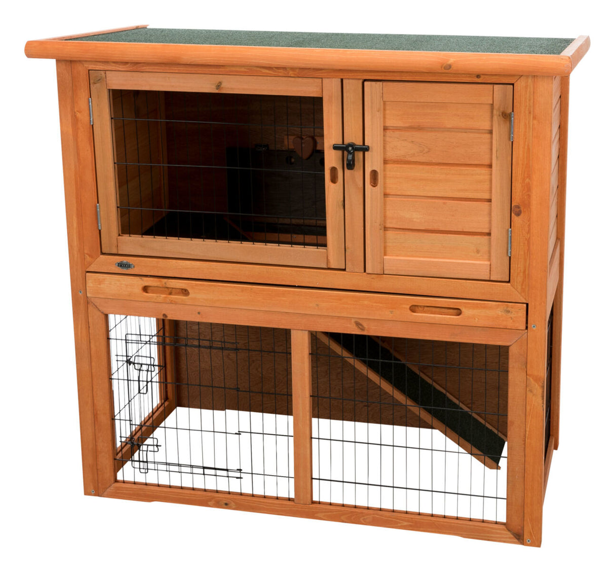 Holzgehege mit zwei Ebenen, Gittertüren, Schiebetüren und Rampe, braune Farbe, grünes Dachoberteil sichtbar.