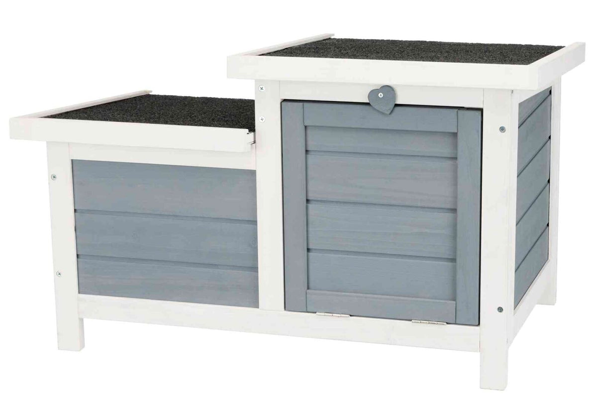 Holzstruktur in Grautönen mit weißen Akzenten, rechteckige Form, flaches Dach, Herz-Dekor an der Tür.