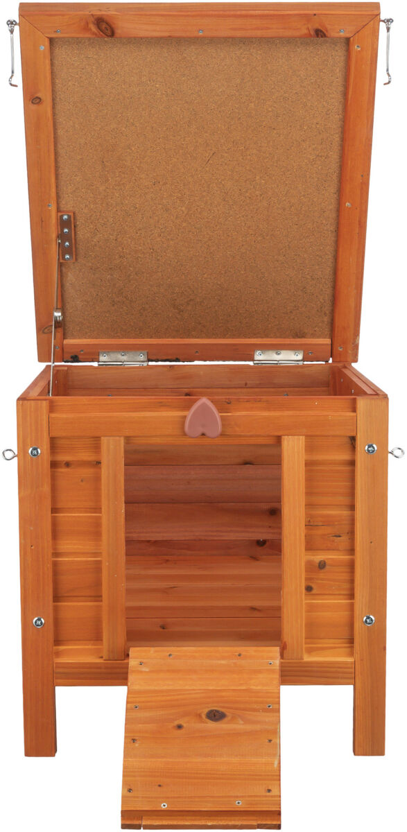 Holzkiste mit offenem Deckel, Scharniere sichtbar, braunes Holz, Brett als Eingangsrampe unten, Herzformgriff.