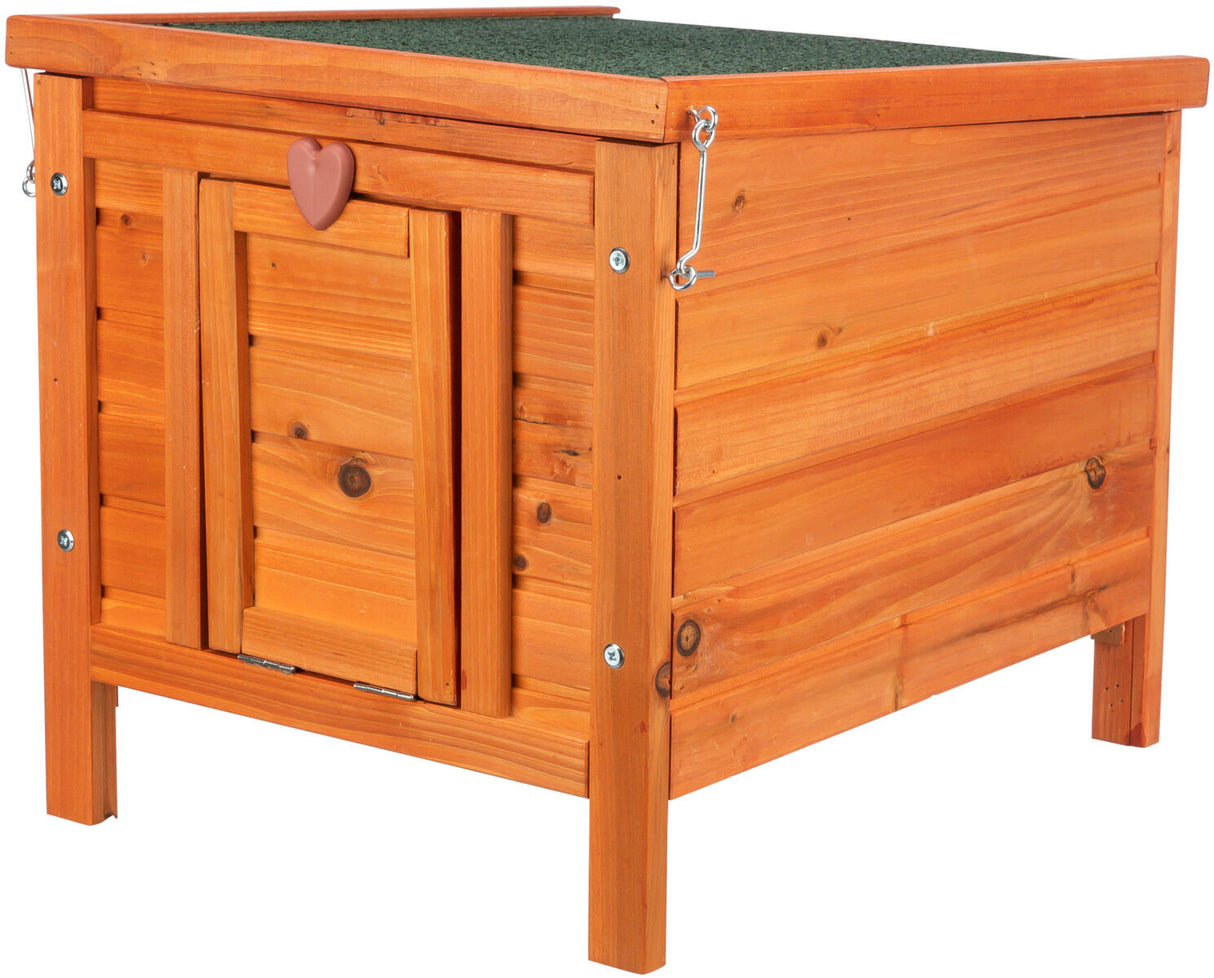 Holztruhe mit Herzgriff an der Tür, natürliche Holzfarbe, grün gedeckeltes Dach, silberne Schrauben.