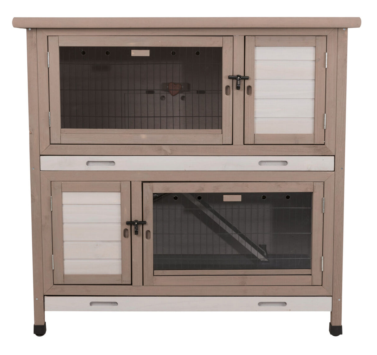 Doppelstöckiger Holzstall mit zwei verschließbaren Drahttüren, auf einer Seite Holzplatten und oben Belüftungslöcher.