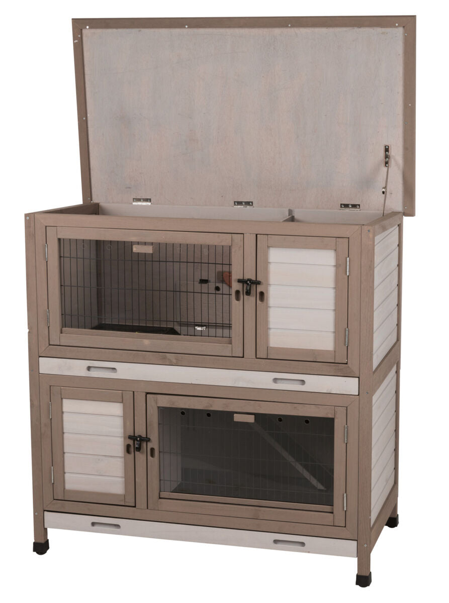 Holzfarbener doppelstöckiger Käfig mit Metallgitter und offenen Türen, Oberseite ist geöffnet, auf Rollen.