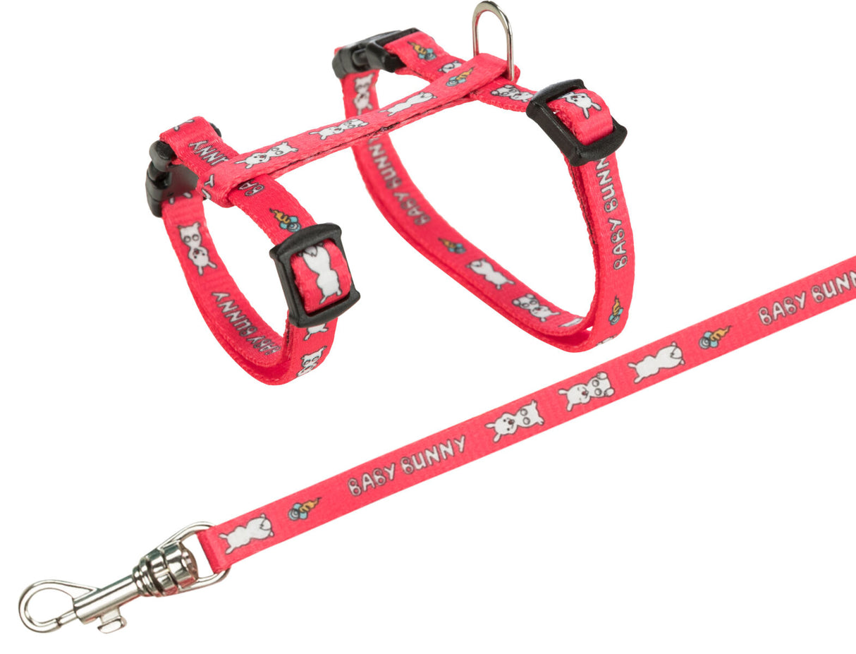 Rotes Geschirr mit passender Leine, dekoriert mit weißen Figuren und schwarzem Text "BABY BUNNY", Metallschnalle sichtbar.