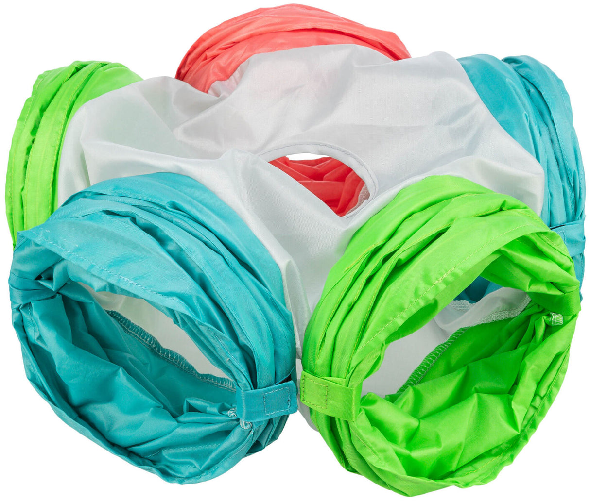 Buntes Röhrensystem aus grünem, blauem, weißem und rotem Stoff, geeignet als Spielgegenstand.