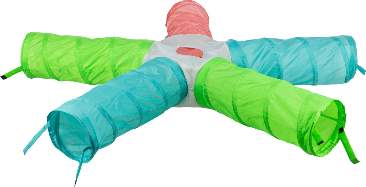 Mehrfarbiger Spieltunnel aus Stoff mit fünf Röhren in Grün, Blau und Rot, die sich von einem weißen Zentrum aus erstrecken.