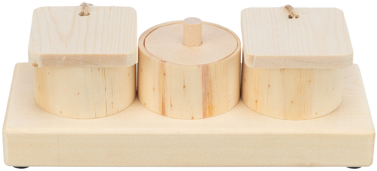 Drei runde Holzdosen auf einem rechteckigen Holzsockel, zwei mit quadratischen Deckeln, eine mit rundem Deckel.