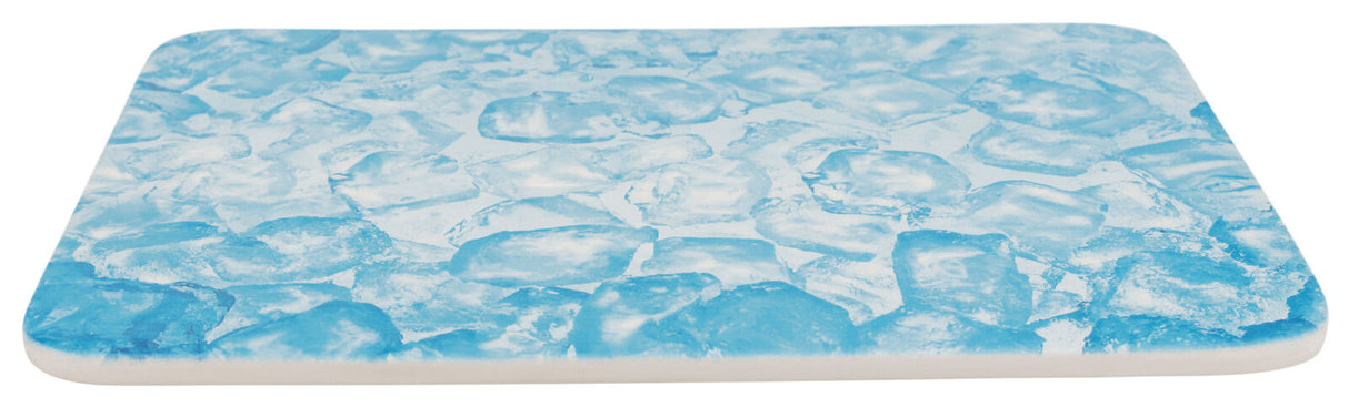 Rechteckige Matte mit blauem Muster aus Eiskristallen auf weißem Hintergrund, abgeschrägte Kanten.