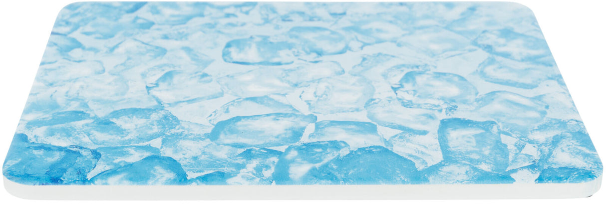 Rechteckige Oberfläche mit blauem Eiswürfelmuster, wirkt kühl und erfrischend.