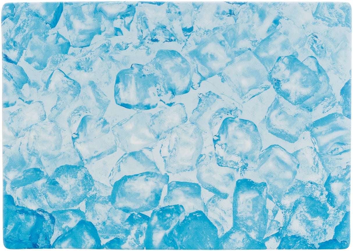 Viele blaue Eiswürfel in unterschiedlichen Formen liegen dicht nebeneinander auf einer Oberfläche.