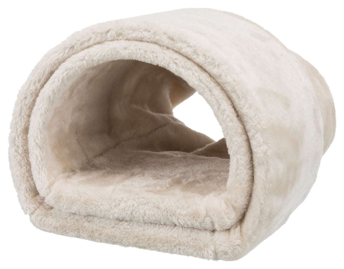 Beige, plüschige Höhle in Tunnel-Form.