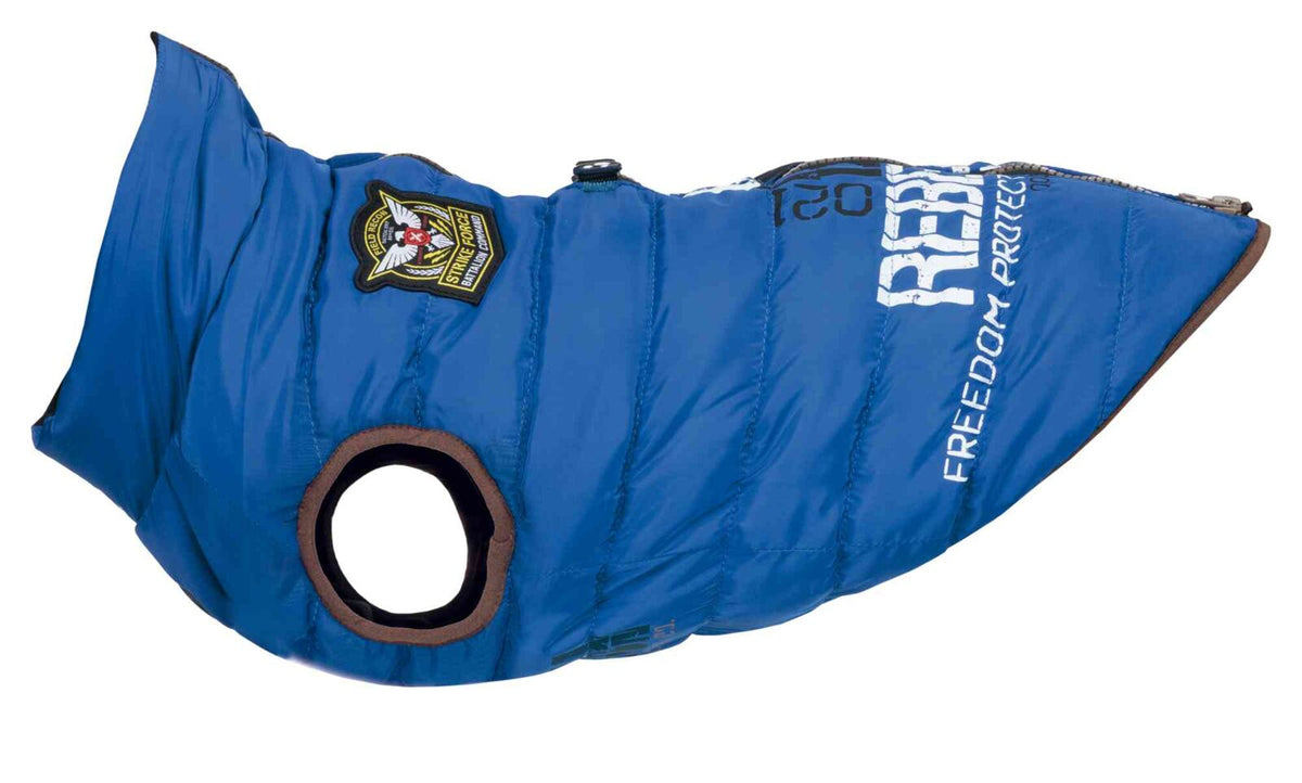 Blauer Hundemantel mit gestepptem Design, einem runden Ausschnitt und mehreren aufgedruckten Emblemen.