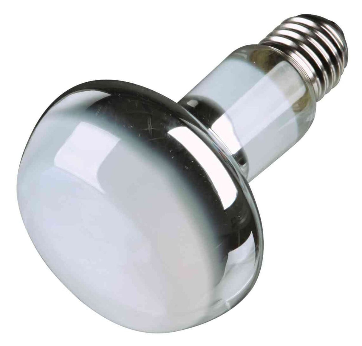 Eine silberne Glühbirne mit einem E27-Sockel liegt schräg, ihre Oberfläche reflektiert Licht.