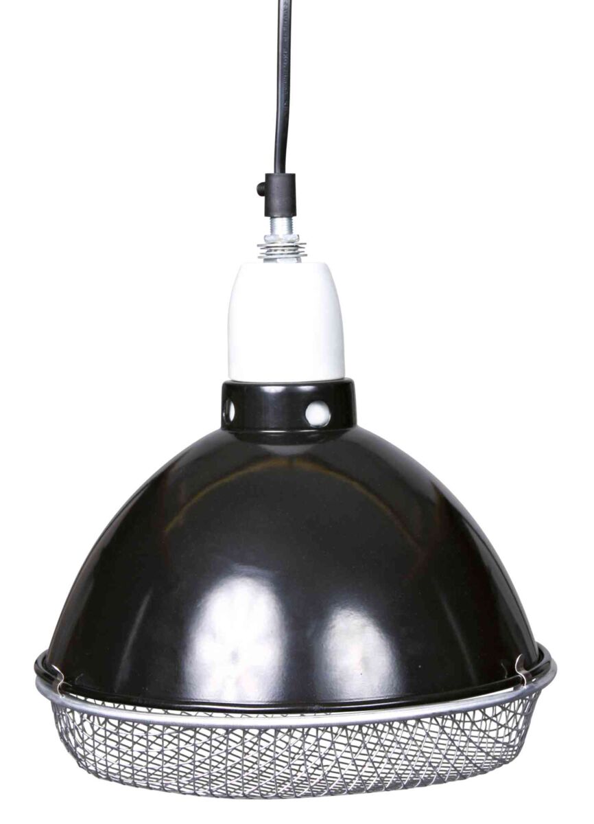 Eine schwarze Hängeleuchte mit Metallkäfig, weißem Sockel und schwarzem Kabel ist abgebildet.