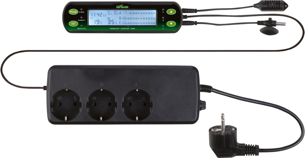 Ein digitales Steuergerät mit drei Steckdosen, ein Display zeigt Zeit und Temperatur, schwarze Gehäusefarbe.