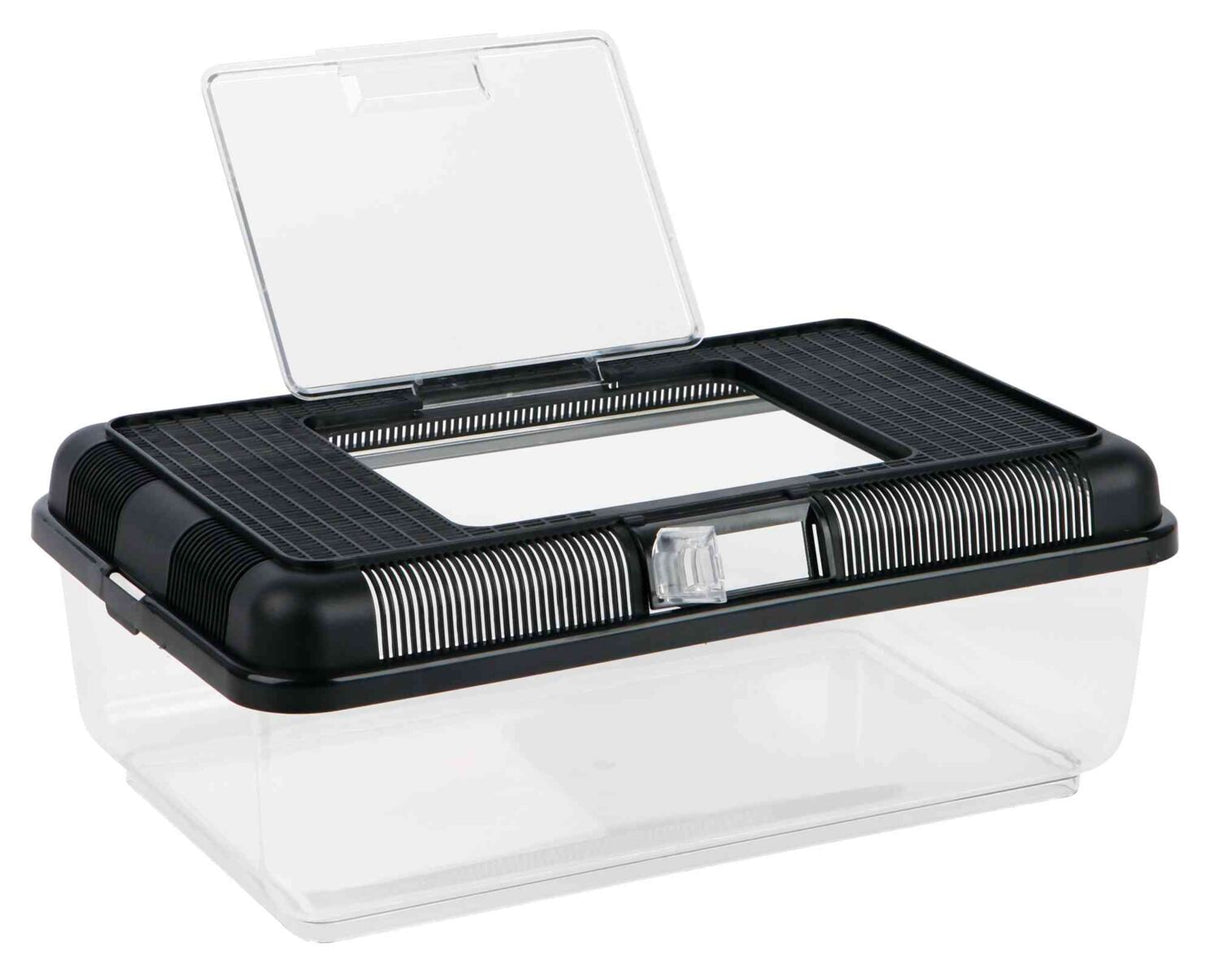 Klarer Plastikbehälter mit schwarzem Deckel und Lüftungsschlitzen, transparenter Klappe oben sichtbar.