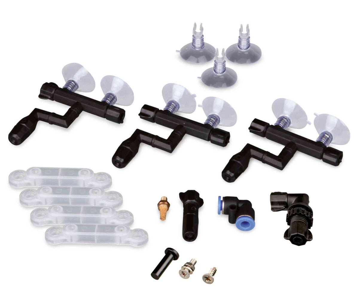 Verschiedene schwarze Kunststoffteile, durchsichtige Saugnäpfe und Metallbefestigungen sind auf weißem Hintergrund angeordnet.