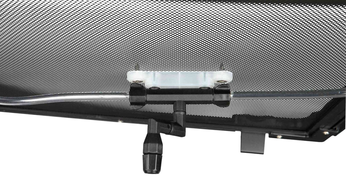 Schwarzes, gelochtes Gitter mit silbernem Gestell und schwarzer Halterung, von unten fotografiert.