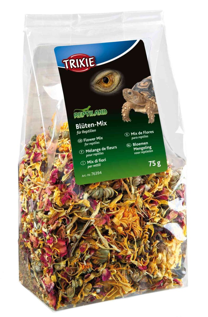 Kunststoffbeutel mit getrockneten Blumen, Etikett mit "TRIXIE Reptiland Blüten-Mix für Reptilien" und Schildkrötenbild.