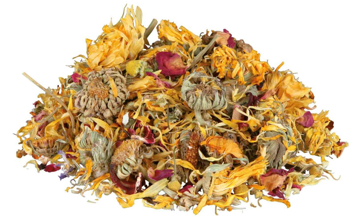 Ein Haufen getrockneter Blütenblätter und Pflanzen in verschiedenen Gelb- und Orangetönen vermischt mit Rosa und Lila.