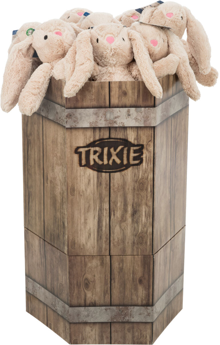 Ein Holzbehälter mit der Aufschrift "TRIXIE" ist mit mehreren beigen Plüschhasen gefüllt, die rosa Nasen haben.