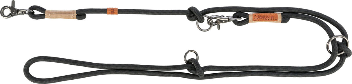 Langleine aus schwarzem geflochtenem Material mit mehreren Metallringen und einem Karabinerhaken.