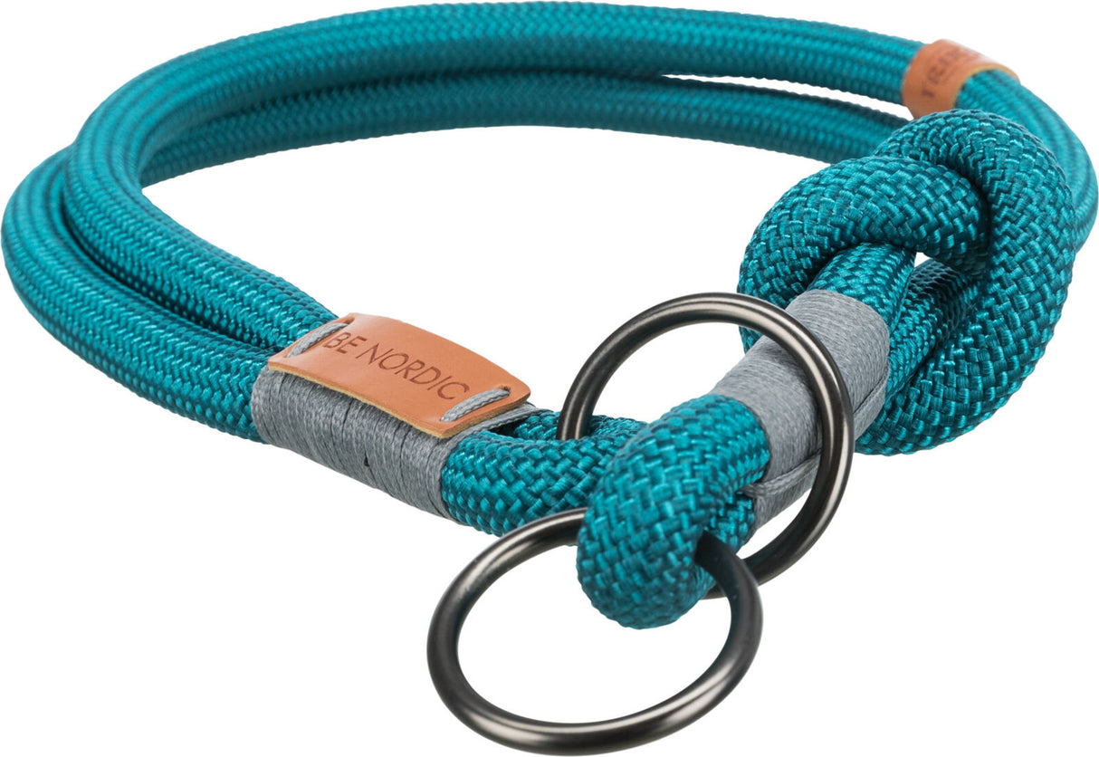 Türkisfarbenes Seil mit Knoten und zwei Metallringen, Lederetikett mit der Aufschrift "BE NORDIC".