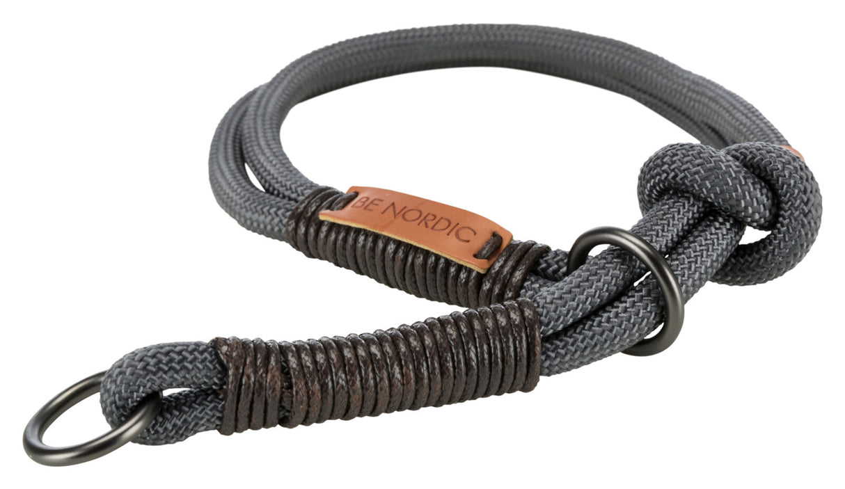 Graues, geflochtenes Textil-Hundehalsband mit braunen Wicklungen und ovalem Metallring, Lederetikett "Be Nordic".