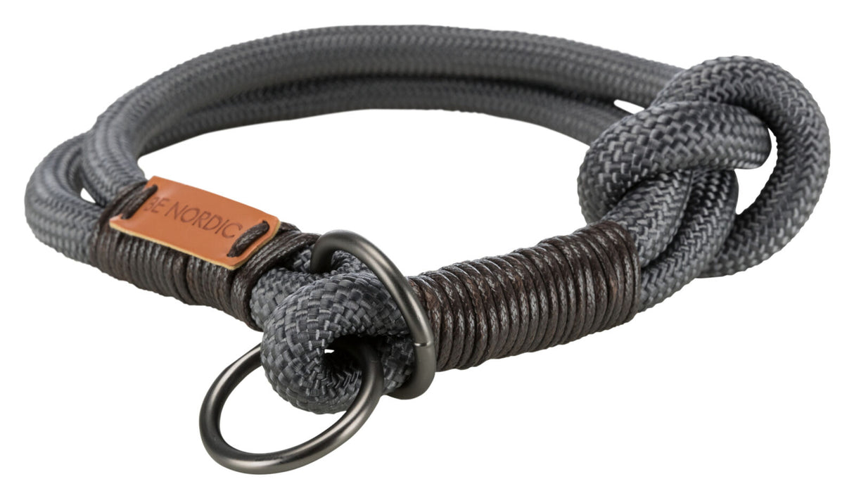 Graues, geflochtenes Hundehalsband mit schwarzem Metallring und Lederetikett mit der Aufschrift "BE NORDIC".