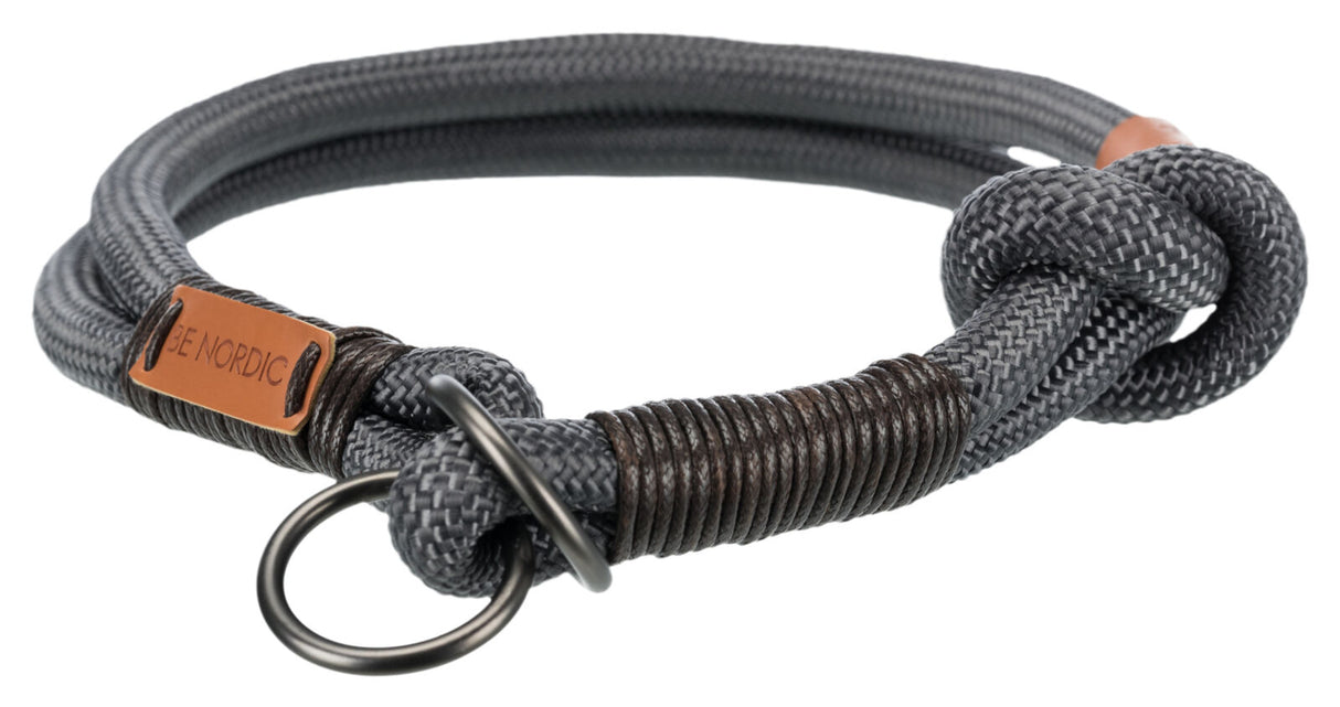 Graues geflochtenes Seil mit Knoten, braunen Wicklungen und Metallschlaufe, Etikett zeigt „BE NORDIC“.