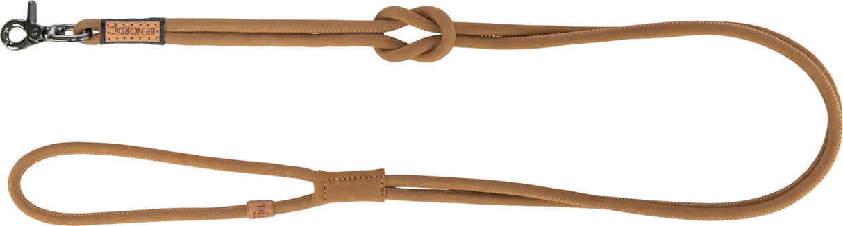 Braune Hundeleine aus Leder mit Schlaufe, Knoten und Metallkarabinerhaken, Markenaufnäher "BE NORDIC".
