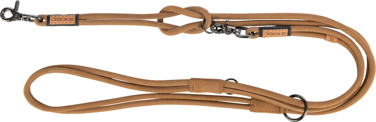 Braune Hundeleine mit zwei Schlaufen und einem Metallkarabinerhaken, etikettiert mit "BE NORDIC".