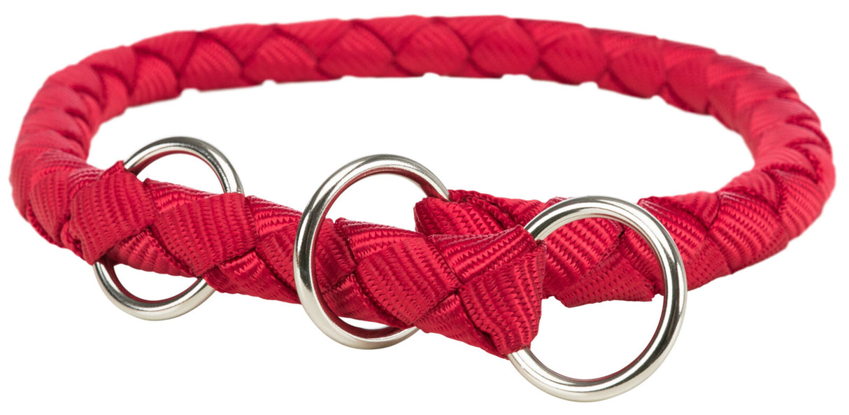 Geflochtenes rotes Halsband mit drei silbernen Metallringen.