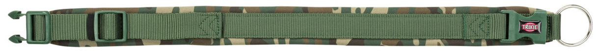 Grünes Hundehalsband mit Tarnmuster, verstellbar, Kunststoffschnalle und Metallring, Markenlogo sichtbar.