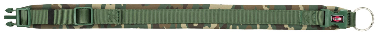 Grünes Camouflage-Halsband mit verstellbarer Schnalle und Metallring, Marke Trixie gut sichtbar.