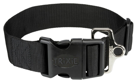 Schwarzes Hundehalsband mit Klickverschluss und silbernem D-Ring, Text "TRIXIE" auf Verschluss eingeprägt.