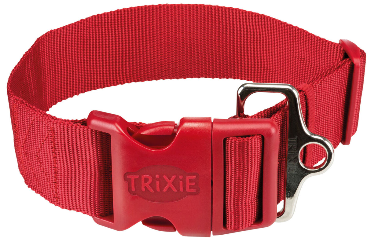 Rotes Hundehalsband mit Klickverschluss und Metallring, Text "Trixie" sichtbar auf dem Verschluss.