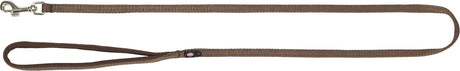 Braune Hundeleine aus Textil mit silbernem Karabinerhaken und Schlaufe für die Hand.
