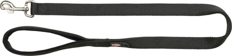 Schwarze Hundeleine mit Metallschnalle, gepolsterter Handschlaufe und Textiletikett an der Schlaufe.