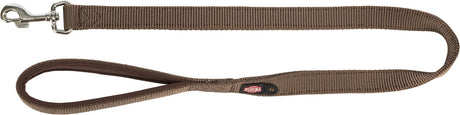 Braune Hundeleine mit Handschlaufe und Metallkarabiner, seitlich liegend, mit schwarzem Logo-Element.