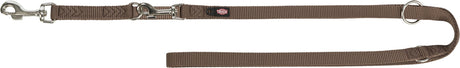 Braune Hundeleine aus Nylon mit verstellbarem Metallkarabiner und D-Ring, seitlich das Logo "Trixie".