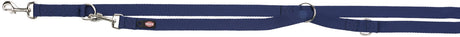 Blaue Hundeleine mit silbernen Karabinern und einem Ring, Logo auf schwarzem Etikett sichtbar.