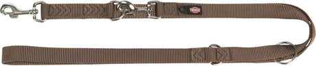 Braune Hundeleine mit Metallkarabinern und einem Etikett mit der Aufschrift "Trixie".