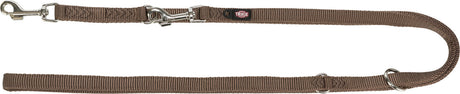 Braune Hundeleine mit einem Metallkarabiner und einem Metallring, Text "TRIXIE" auf einem Etikett.