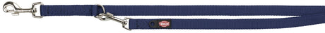 Eine blaue Hundeleine aus Stoff mit Metallkarabiner und Trixie-Logo auf einem schwarzen Etikett.