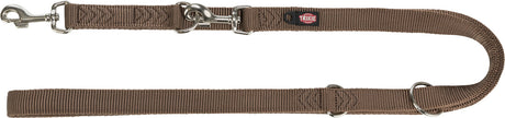 Braune Hundeleine aus Stoff mit zwei Metallkarabinern und rundem Metallring, Text "TRIXIE" auf Schild.