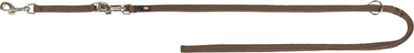 Braune Hundeleine mit silbernen Karabinern und einem Metallring, strukturiertes Material deutlich sichtbar.