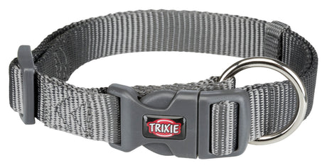 Graues Hundehalsband mit schwarzer Schnalle und silbernem D-Ring, Marke "Trixie" erkennbar.
