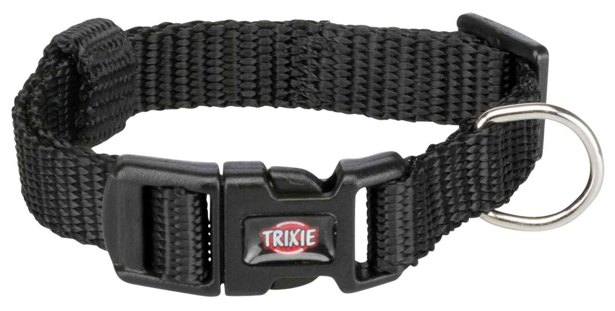 Schwarzes Hundehalsband mit Steckverschluss und D-Ring, Text "TRIXIE" auf dem Verschluss sichtbar.