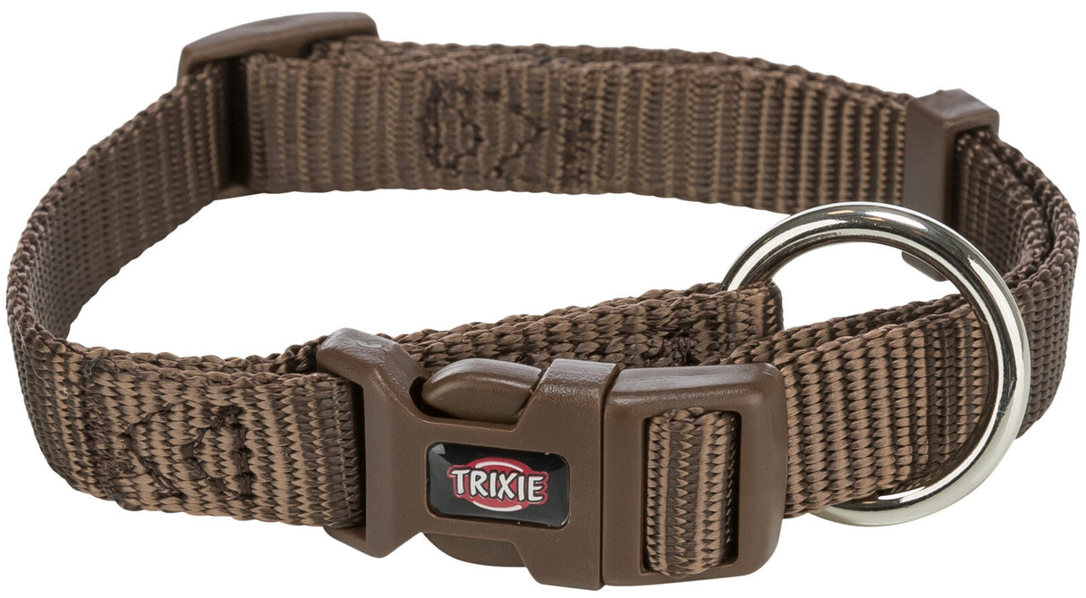 Braunes Hundehalsband mit Klickverschluss, Metallring und Trixie-Logo auf der Schnalle.