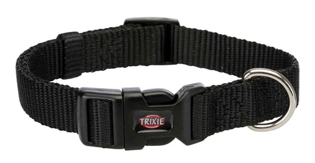 Schwarzes Hundehalsband mit Kunststoffverschluss und Metallring, auf dem Verschluss ist das Wort "Trixie" erkennbar.